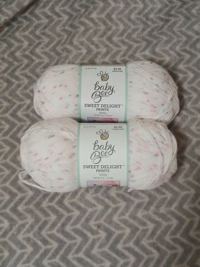Sweet Delight Prints Yarn - White with Pink Speckles